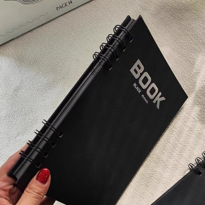 Art Sketchbook Ring - A4サイズ、黒色のカード紙を使用したスケッチブック。両面リング綴じ、40ページ。アートやイラストの練習に最適。ギフトにも。