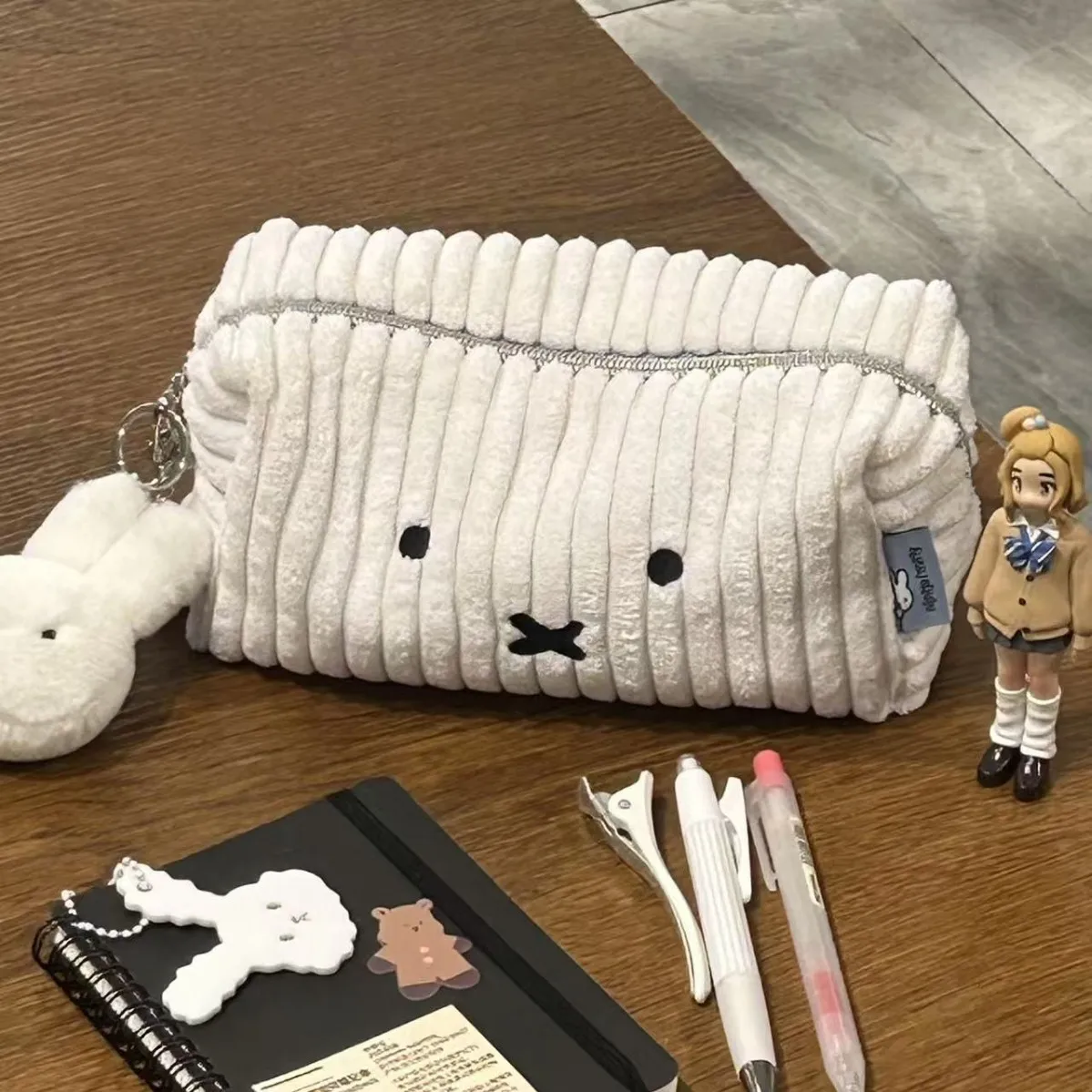 ミッフィーのぬいぐるみ風コーデュロイ製ペンケース。大容量で、 - Stationery Supplier のレビューと価格
