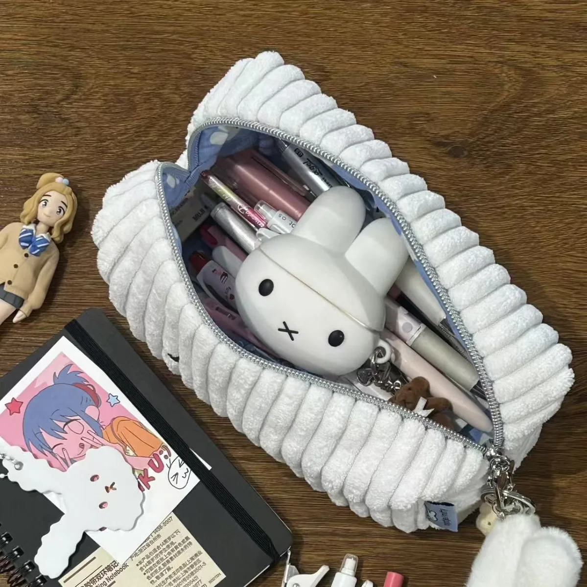 ミッフィーのぬいぐるみ風コーデュロイ製ペンケース。大容量で、 - Stationery Supplier のレビューと価格