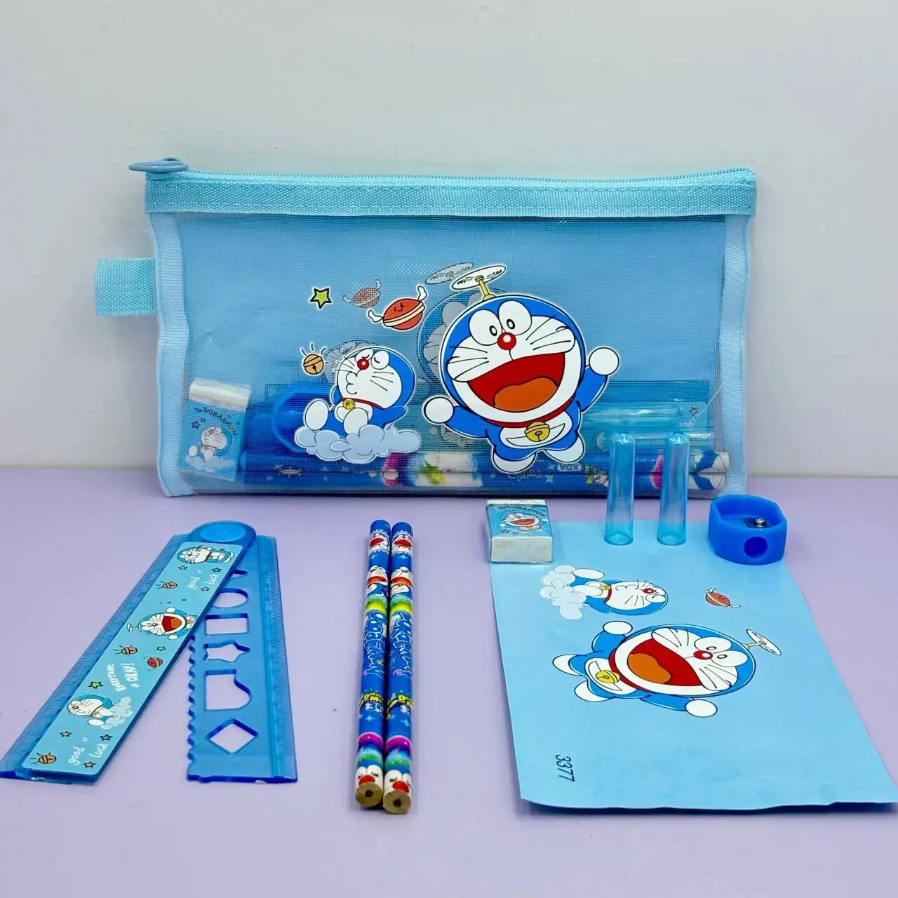 かわいい青い猫のキャラクターが描かれた子供用文具セット。鉛筆 - Stationery Supplier のレビューと価格